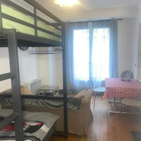 Hostel Privees Dans Un De 2 Pieces A 13e