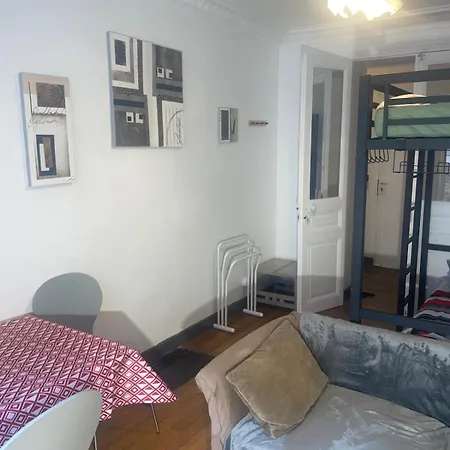 Hostel Privees Dans Un De 2 Pieces A 13e